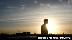 ARCHIVES - Une silhouette d'homme devant le port principal de Moroni, la capitale de l'île des Comores, le 3 juillet 2009. 