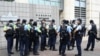 香港警方2024年5月30日在对泛民主派人士作出宣判的香港法院周围戒备。（路透社）