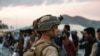 아프가니스탄 카불 국제공항에서 미군 해병대원이 아프가니스탄에서 탈출하는 사람들을 지원하고 있다.