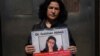 Rushan Abbas cầm ảnh của chị gái cô, Gulshan Abbas, người đã bị chính quyền Trung Quốc kết án tù.