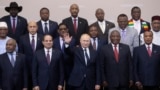 Rais wa Russia Vladimir Putin (katikati) akiwa na viongozi wa nchi za Afrika katika mkutano uliofanyika mjini Sochi, Russia Okt. 24, 2019