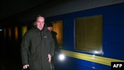 Борис Писториус выходит из поезда по прибытии в Киев 21 ноября 2023 года.