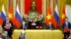 俄罗斯总统 普京（左二）和越南国家主席苏林（右二）在河内总统府举行的签字仪式上。(2024年6月20日)