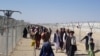 아프가니스탄인들이 차만의 국경을 넘어 파키스탄으로 향하고 있다.