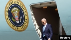 El presidente estadounidense Joe Biden desciende de su avión en la Florida para participar en un acto político. Su administración ha dicho que mantendrá su presión para que se cumplan los acuerdos firmados en Barbados por los actores políticos enfrentados en Venezuela.