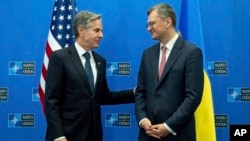 Госсекретарь Блинкен и министр иностранных дел Украины Кулебы в кулуарах конфереренции НАТО. Брюссель. 29 ноября 2023.