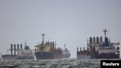 Корабли, переводящие зерно в рамках Черноморской зерновой инициативы, на южной якорной стоянке Босфора в ожидании инспекции (архивное фото) 
