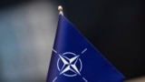 Флаг с логотипом Организации Североатлантического договора (НАТО)