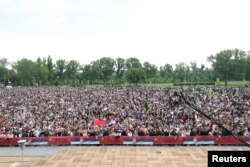 Okupljeni građani ispred Palate "Srbija" (Foto: Reuters/Marko Đurica)