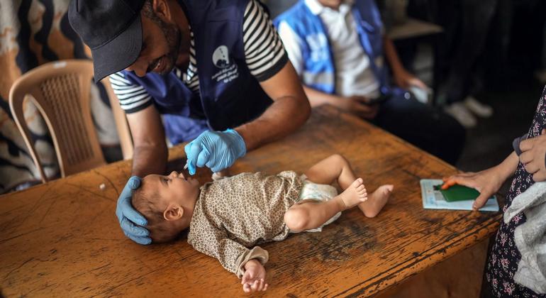 Un bebé recibe la vacuna antipoliomielítica en Gaza.