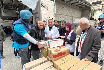 今年早些时候，世卫组织在联合国派往加沙北部阿瓦达医院的一次任务中运送基本医疗物资(资料图片)。