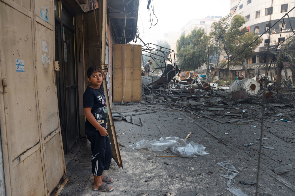Un garçon de 11 ans devant chez lui dans la ville de Gaza.