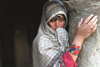 Женщины в Афганистане боятся выходить на улицу из-за новых ограничений в правах. 