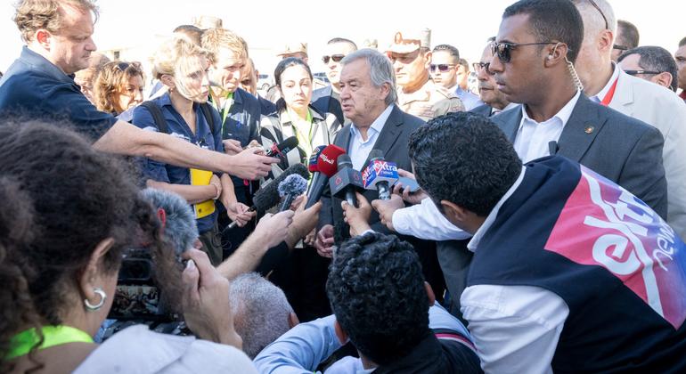 UN Secretary-General António Guterres (centre) answers questions from the media at the Rafah crossing.