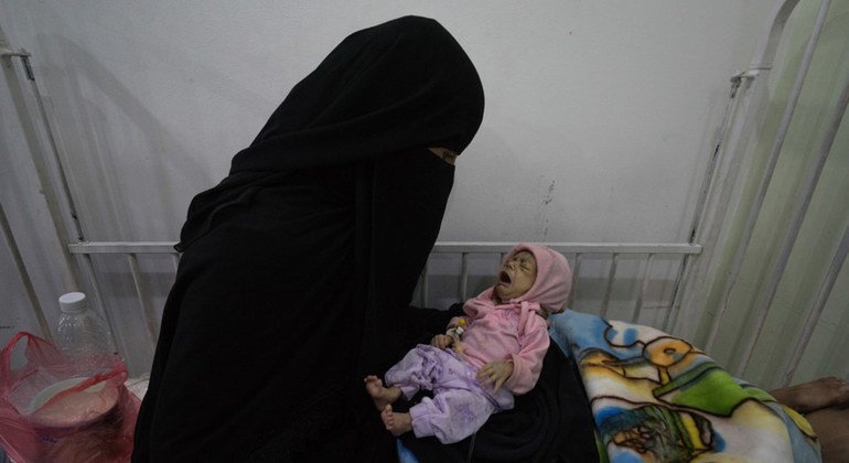 Una madre y su hijo en un hospital de Sanaa, Yemen.