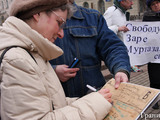 Пикет в защиту Зары Муртазалиевой. Светлана Ганнушкина подписывает поздравительную открытку судье. Фото Евгении Михеевой / Грани.Ру