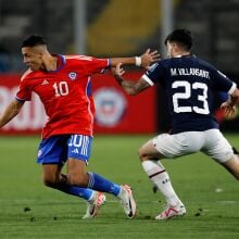 Alexis Sanchez chasing down the ball