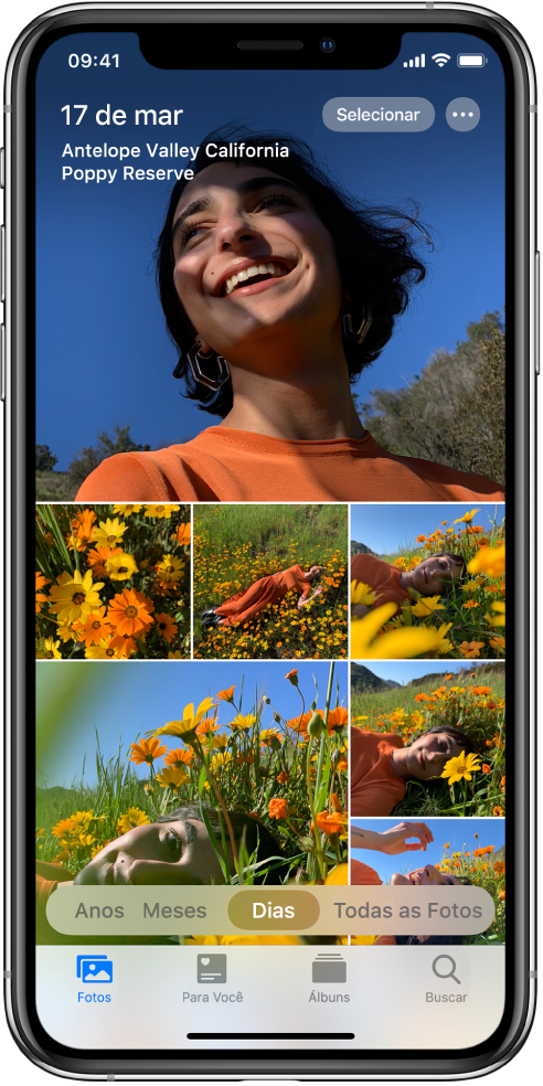 A fototeca exibida na visualização Dias. Uma seleção de miniaturas de fotos preenche a tela. Na parte superior esquerda da tela estão a data e a localização de onde as fotos foram tiradas. No canto superior direito estão os botões Selecionar e Mais Opções. Toque em Selecionar para compartilhar fotos e Mais Opções para obter detalhes da foto. Abaixo das miniaturas estão opções para visualizar a fototeca por Anos, Meses, Dias e Todas as Fotos. Na parte inferior, estão as abas Fotos, Para Você, Álbuns e Buscar.