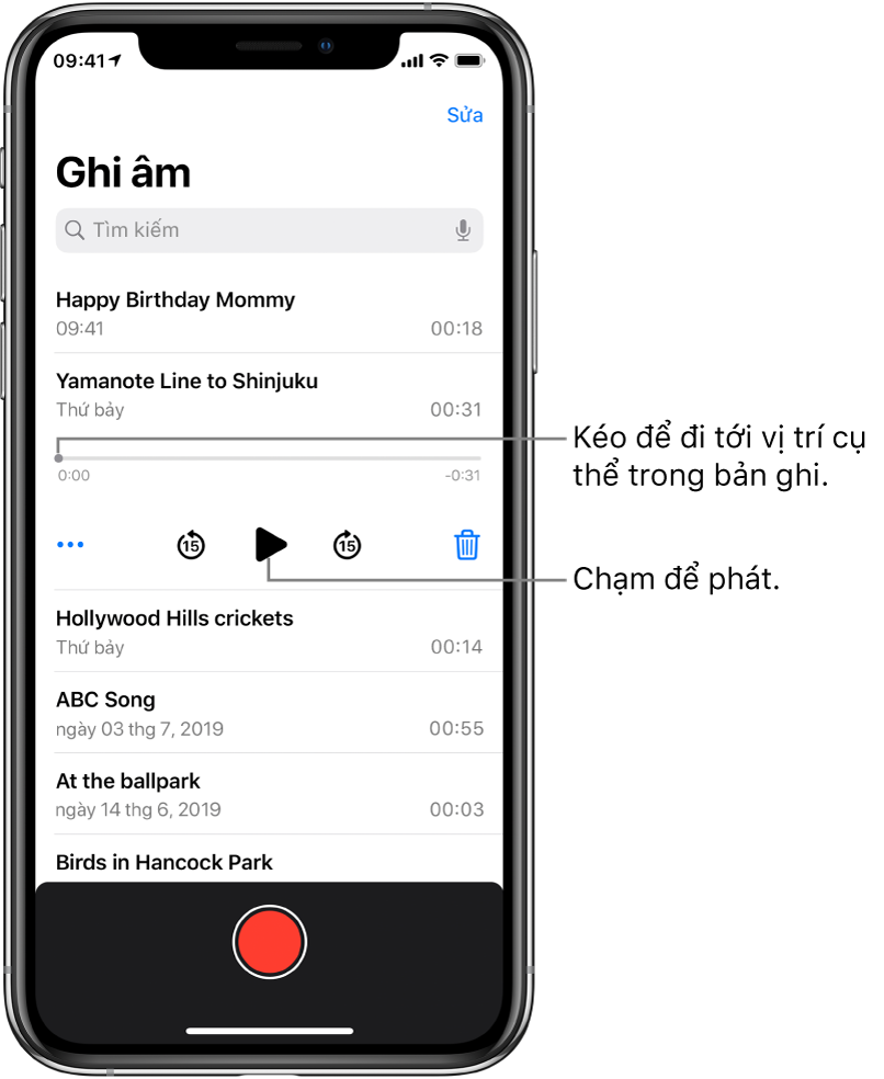 Màn hình danh sách Ghi âm với một bản ghi được chọn ở đầu. Dòng thời gian của bản ghi có đầu phát và thời gian bắt đầu và kết thúc ở một trong hai đầu. Bên dưới dòng thời gian là nút Thêm mà bạn có thể chạm vào để sửa, nhân bản hoặc chia sẻ bản ghi, nút tua lại 15 giây, nút phát, nút tua đi 15 giây và nút xóa. Bên dưới những điều khiển này là danh sách các bản ghi có thể mở bằng một cử chỉ chạm.