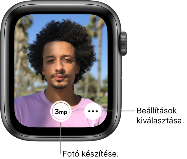 Ha az Apple Watchot kamera-távvezérlőnek használja, akkor a kijelzőn az iPhone kameraképe jelenik meg. A Kép készítése gomb az alsó rész közepén, a További beállítások gomb attól jobbra található. Miután elkészítette a fotót, balra lent megjelenik a Fotómegjelenítő gombja.