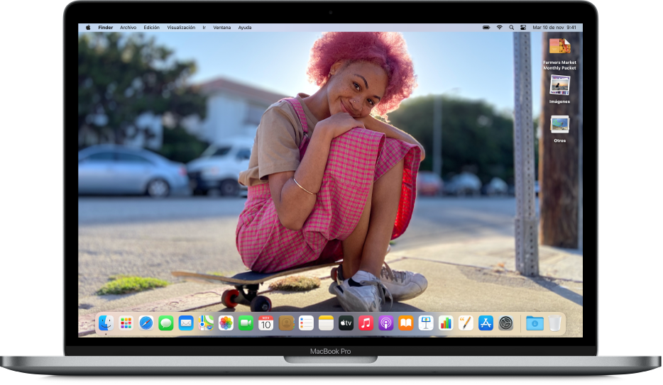 El escritorio de una Mac mostrando la imagen de un escritorio personalizado, con el Dock a lo largo de la parte inferior de la pantalla y varios documentos en el borde derecho de la pantalla.