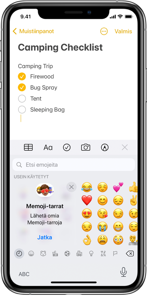 Muistiinpanon kirjoittaminen Muistiinpanot-apissa, emojinäppäimistö auki ja emojin hakukenttä näppäimistön yläreunassa.