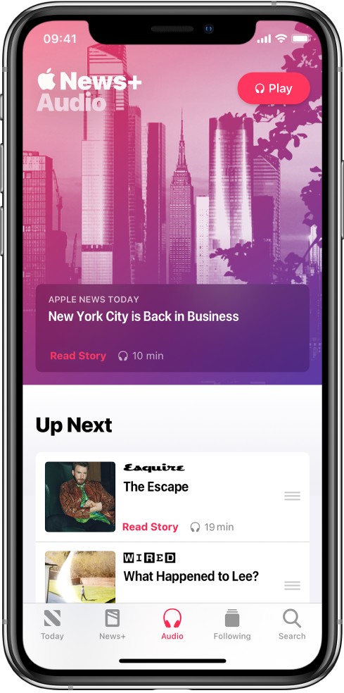 Im Bildschirm „Audio“ ist oben ein Apple News Today-Beitrag zu sehen. Oben rechts neben der Story ist die Wiedergabetaste zu sehen. Unter der Story befindet sich der Bereich „Up Next“, der zwei Storys enthält. Unten auf dem Bildschirm befinden sich fünf Tabs: Today, News+, Audio, Following und Search.