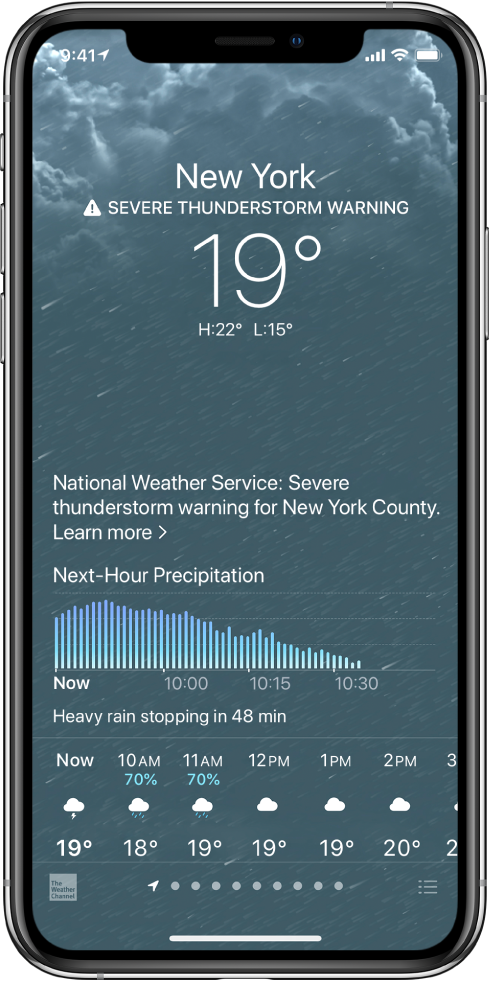 Zaslon Weather, ki od zgoraj navzdol prikazuje naslednje: lokacijo, opozorilo na nevihto, trenutna temperatura, visoka in nizka temperatura za ta dan in grafikon s prikazom količine padavin v naslednji uri. Na dnu zaslona je napoved po urah, ki ji sledi vrstica pik, ki prikazuje število lokacij na seznamu lokacij. V spodnjem desnem kotu je gumb Edit Cities.