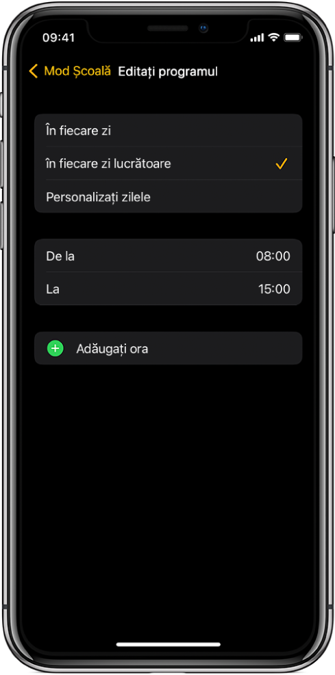 iPhone afișând ecranul Editați programul pentru Mod Școală. Opțiunile În fiecare zi, În fiecare zi lucrătoare și Personalizați zilele apar sus, iar opțiunea În fiecare zi lucrătoare este selectată. Opțiunile pentru ore De la și La se află în mijlocul ecranului, iar butonul Adăugați ora se află dedesubt.