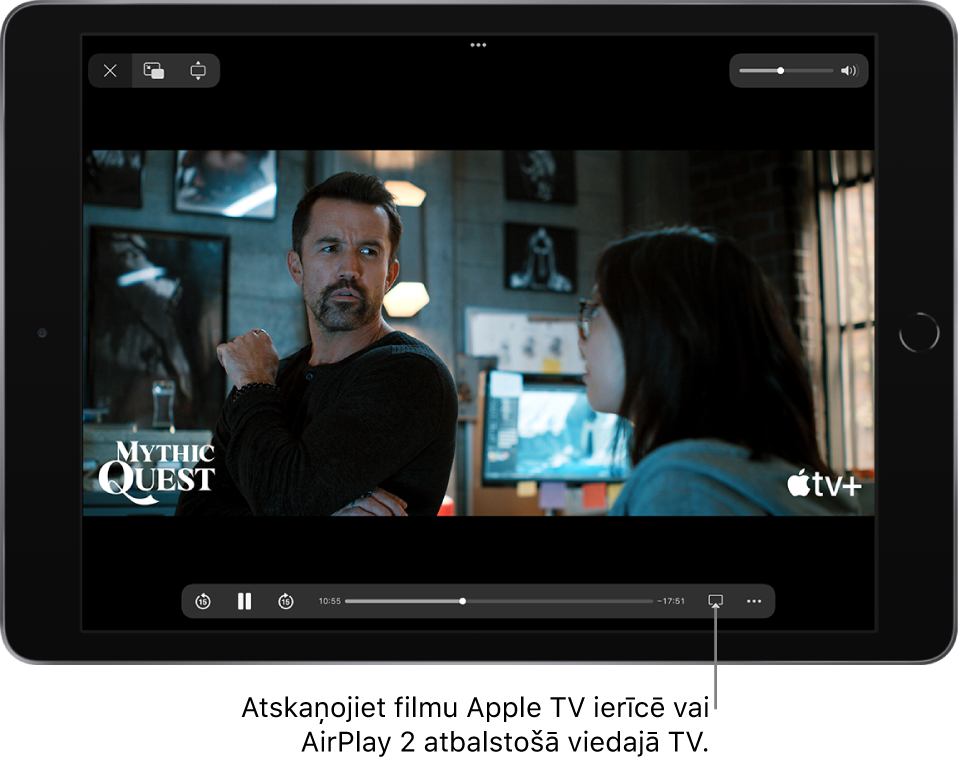 Filma, kas tiek atskaņota iPad ierīces ekrānā. Ekrāna apakšdaļā ir atskaņošanas vadības elementi, tostarp AirPlay poga netālu no apakšējā labā stūra.