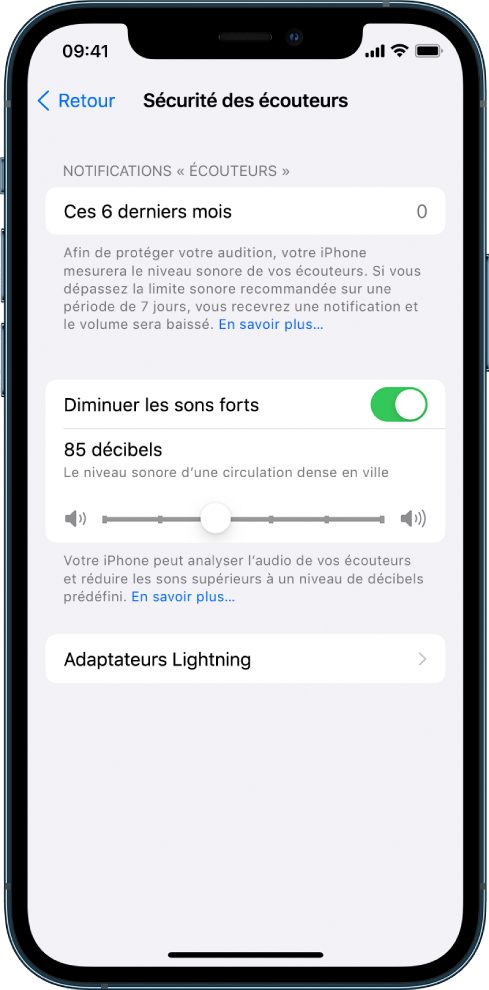 L’écran « Sécurité des écouteurs » affichant le nombre de notifications « écouteurs » envoyées lors des six derniers mois, le bouton pour activer ou désactiver le réglage « Diminuer les sons forts », un curseur pour modifier le niveau de décibels maximum et la limite de décibels sélectionnée, à savoir 85 décibels.
