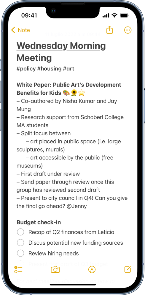 Una nota che mostra informazioni da una riunione e un elenco di controllo. In alto sono presenti dei pulsanti per collaborare con altre persone sulla nota e per condividere la nota. In basso sono presenti pulsanti per aggiungere un elenco di controllo, aggiungere una foto, mostrare gli strumenti di scrittura e creare una nuova nota.