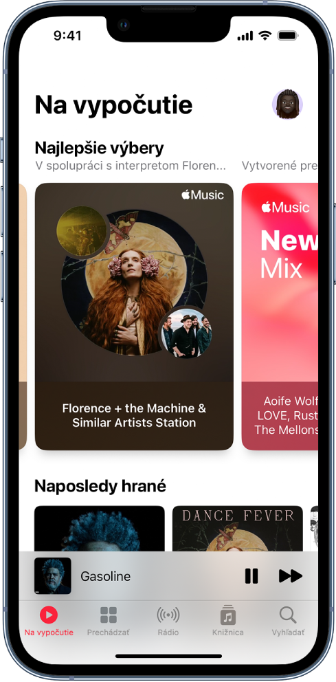 Obrazovka Na vypočutie v apke Hudba s obalmi albumov v sekciách najlepších výberov a naposledy hraných skladieb. Pod nimi sú ovládacie prvky prehrávania a miniatúra obalu albumu, z ktorého pochádza práve prehrávaná skladba. Potiahnutím doľava alebo doprava je možné zobraziť ďalšiu hudbu.