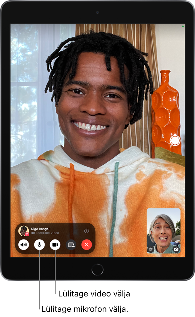 Pooleliolev FaceTime'i kõne. Teie pilt kuvatakse all paremal väikeses paanis ning teise osapoole pilt täidab ülejäänud ekraani. Väikeses paanis on nupud Effects ja Flip to Back Camera. Ekraani paremas servas on nupp Live Photo. Ekraani allservas on FaceTime'i juhikud, sh nupud Audio, Mic, Camera, Share Content ja End. Juhikute ülaosas on teise osapoole nimi või Apple ID ning nupp Info.
