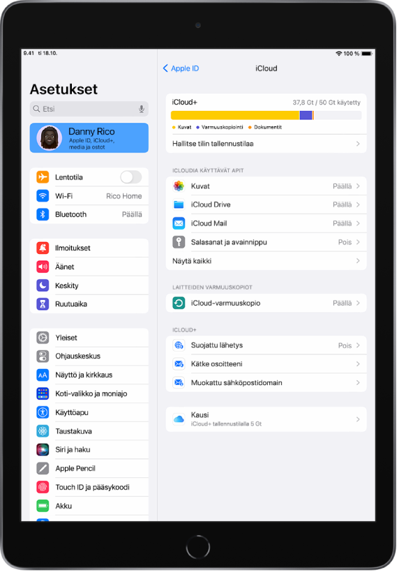 Asetukset-näyttö, jossa on valittuna käyttäjän nimi näytön vasemman puolen sivupalkin yläreunassa. Näytön oikealla puolella ovat iCloud-asetusten valinnat, kuten iCloud-tallennustilan mittari sekä luettelo apeista ja ominaisuuksista, kuten Kuvat, iCloud Drive, iCloud Mail sekä Salasanat ja avainnippu.