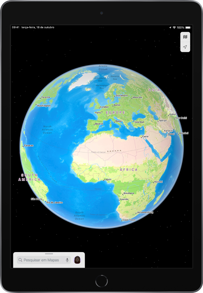 A Terra representada como um globo, com continentes, cidades e oceanos identificados por nome.