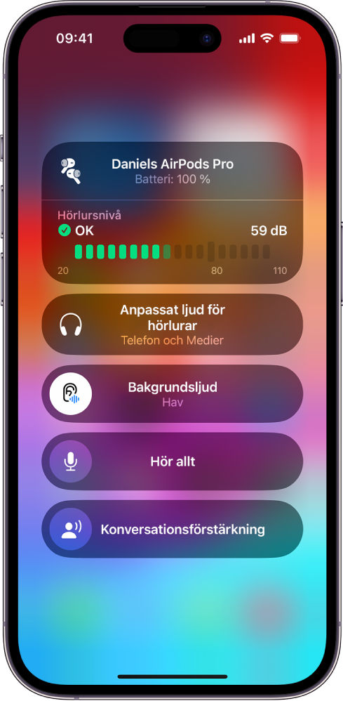 Skärmen Hörapparater i Kontrollcenter. Uppifrån och ned inkluderar det Hörlursnivå i decibel, Anpassat ljud för hörlurar, Bakgrundsljud, Hör allt och Konversationsförstärkning.