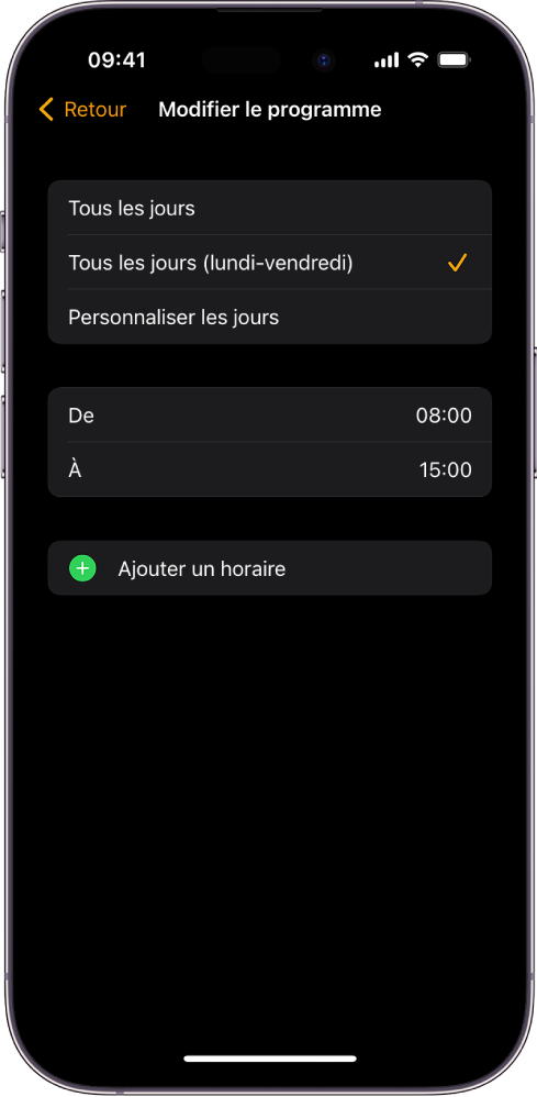 iPhone affichant l’écran « Modifier le programme » pour le mode École. Les options « Tous les jours », « Tous les jours (lundi-vendredi) » et « Personnaliser les jours » apparaissent en haut, et « Tous les jours (lundi-vendredi) » est sélectionnée. Les heures de début et de fin se trouvent au milieu de l’écran et un bouton « Ajouter un horaire » est situé en dessous.