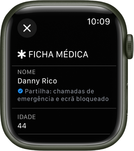 O ecrã “Ficha médica” no Apple Watch com o nome e a idade do utilizador. Um visto por baixo do nome, a indicar que a ficha médica está a ser partilhada no ecrã bloqueado. O botão “Fechar” encontra-se na parte superior esquerda.