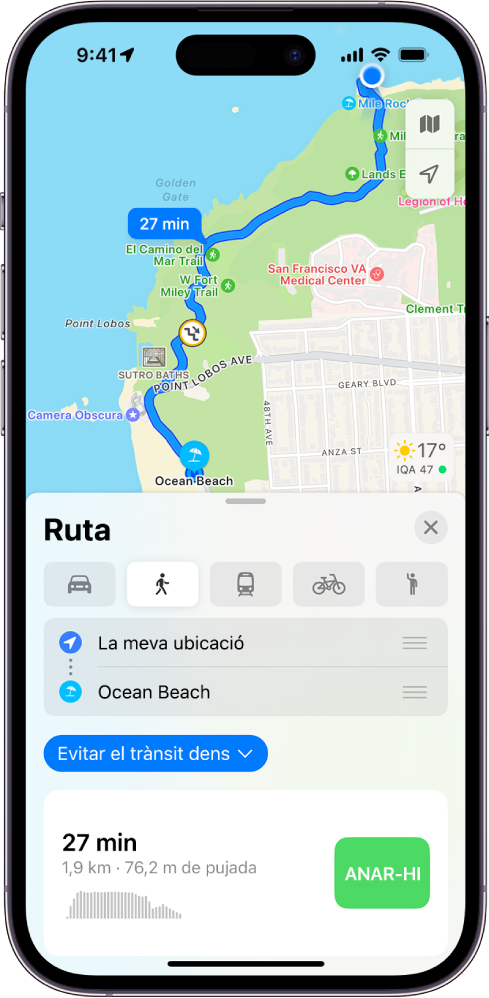 Mapa que mostra una ruta a peu. La targeta de la ruta, a la part inferior, proporciona detalls de la ruta, com ara el temps de viatge estimat i els canvis en l’elevació. A la dreta dels detalls hi ha un botó “Anar”.
