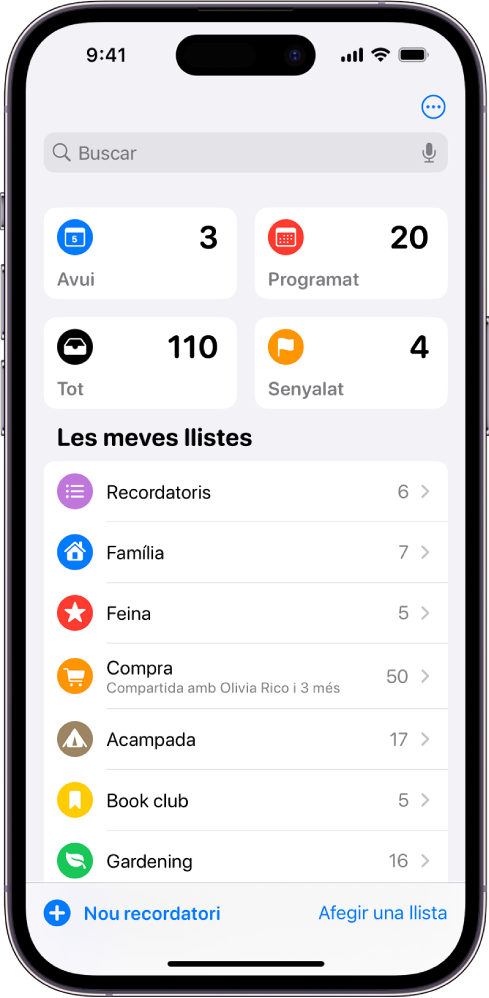 Pantalla que mostra diverses llistes a l’app Recordatoris. El camp de cerca apareix a la part superior, a sobre de “Llistes intel·ligents” dels ítems que vencen avui, els recordatoris programats, tots els recordatoris i els recordatoris senyalats. El botó “Afegir una llista” es troba a la part inferior dreta.