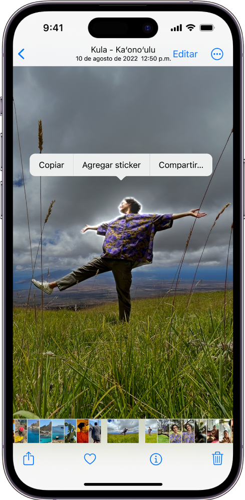 La app Fotos está abierta y muestra una foto de una persona. La persona se selecciona y la opción Agregar sticker está disponible en el menú de arriba.