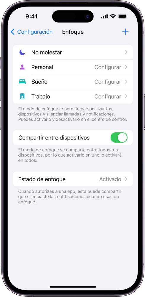 Pantalla mostrando cuatro opciones de enfoque proporcionadas: No molestar, Personal, Sueño y Trabajo. El botón Compartir entre dispositivos te permite usar la misma configuración de enfoque en todos tus dispositivos Apple en donde hayas iniciado sesión con el mismo Apple ID.