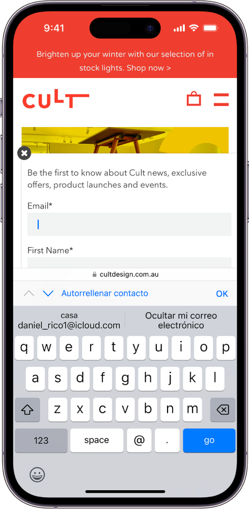 Hay un sitio web abierto en una página de contacto y se está añadiendo una dirección de correo electrónico. El teclado está abierto. Encima del teclado, Autorrelleno tiene dos opciones: añadir un correo electrónico real o crear uno nuevo para este sitio web con la opción “Ocultar mi correo electrónico”.