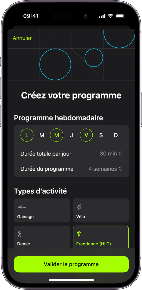 L’écran de programmes personnalisés qui affiche les réglages permettant de choisir l’horaire hebdomadaire et la durée du plan. Les types d’activités disponibles et le bouton permettant de revoir le plan personnalisé se trouvent en bas de l’écran.