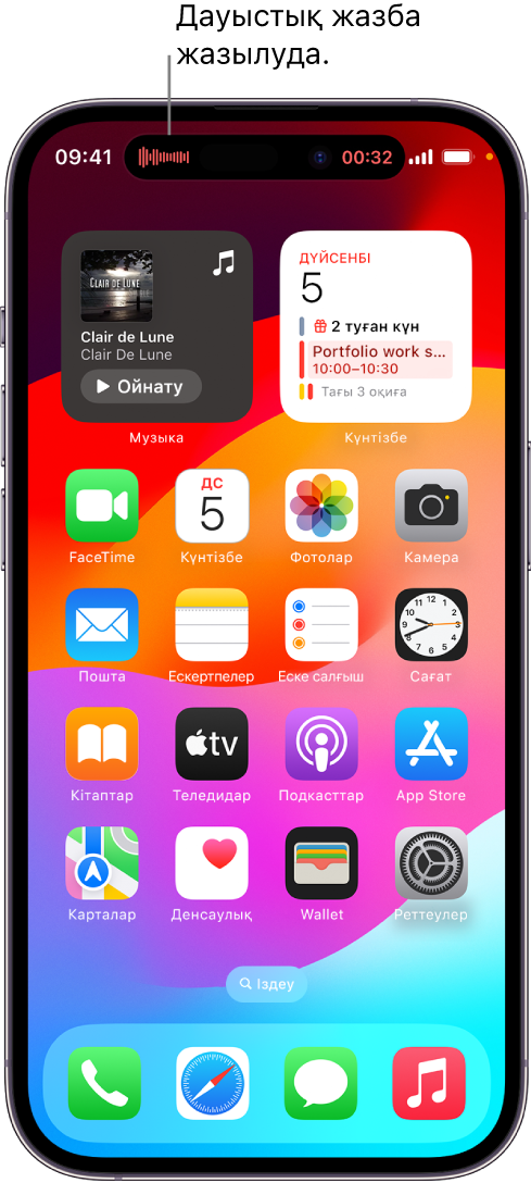 Экранның жоғарғы жағындағы Dynamic Island аймағындағы нақты уақыттағы «Диктофон» жазбасын көрсетіп тұрған iPhone 14 Pro құрылғысының басты экраны.