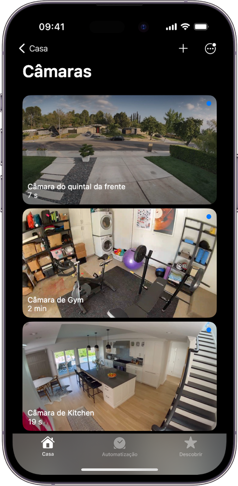 O ecrã da aplicação Câmaras, a mostrar imagens de três câmaras de segurança, quintal da frente, ginásio de casa e cozinha. Sob o nome de cada câmara está o tempo decorrido desde que a imagem foi atualizada. Por exemplo, a câmara do quintal da frente mostra que a imagem foi atualizada há 7 segundos.
