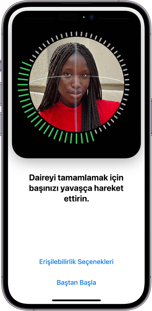 Face ID tanıma ayarlama ekranı. Ekranda, daire içine alınmış bir yüz gösteriliyor. Alt tarafta, kullanıcıya daireyi tamamlamak için kafasını yavaşça hareket ettirmesini söyleyen bir metin var. Ekranın alt tarafında bir Baştan Başla düğmesi ile Erişilebilirlik Seçenekleri düğmesi görünüyor.