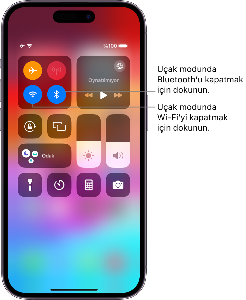 iPhone Denetim Merkezi. Sol üstteki denetim grubunda Uçak modu düğmesi (sol üstte), Wi-Fi düğmesi (sol altta) ve Bluetooth düğmesi (sağ altta) var. Uçak modu, Wi-Fi ve Bluetooth özelliklerinin tamamı açık. Uçak Modu’nda Bluetooth’u kapatmak için Bluetooth düğmesine dokunun. Uçak Modu’nda Wi-Fi’yi kapatmak için Wi-Fi düğmesine dokunun.