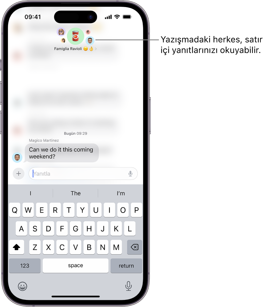 Mesajlar’da grup yazışmasında satır içi yanıt oluşturuluyor. Gruptaki kişilerin simgeleri ekranın en üstünde. Ekran klavyesi ekranın alt yarısında. Mesaj yazışmasının çoğu, satır içi yanıt ile yanıtlanan belirli metin hariç bulanıklaştırılmış.